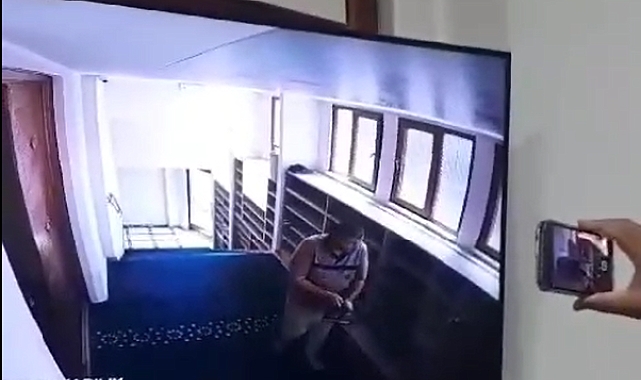 Camiden ayakkabı çalan hırsız kamerada