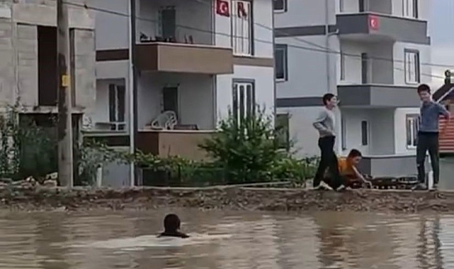 Çocuklar bir inşaatın temelinde oluşan su birikintisinde serinledi