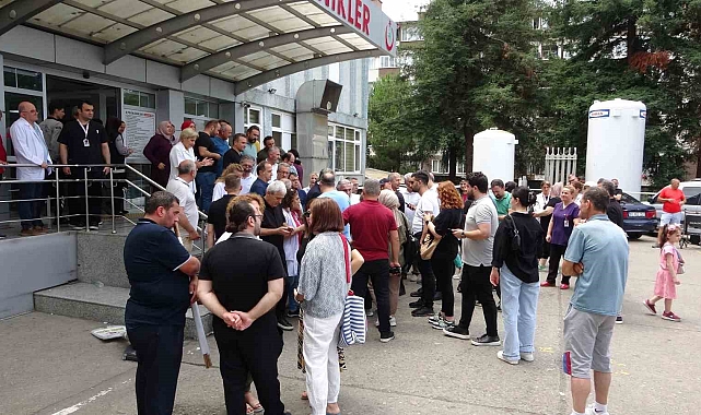 Darp edilen doktor için mesai arkadaşları basın açıklaması düzenledi