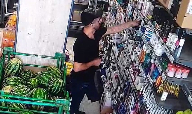 Deodorantların kokusuna bakıp beğendiğini çaldı