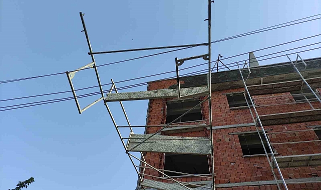 Devrilen inşaat iskelesinden son anda atlayarak kurtuldu