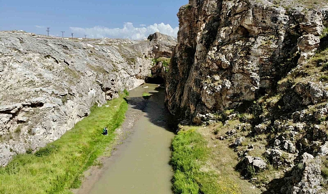 Diyadin'in doğal Kudret Köprüsü manzarasıyla mest ediyor