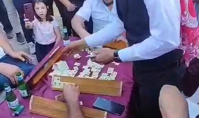 Düğün konvoyunun önü 'okey masası' ile kesildi