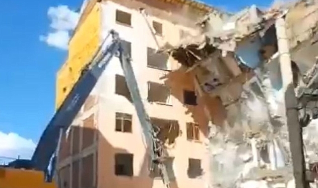 Elazığ'da ağır hasarlı bina, iş makinesinin tek dokunuşuyla yerle bir oldu