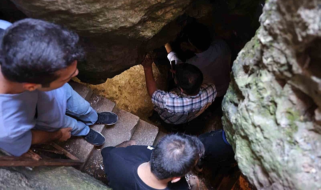 Elazığ'da vatandaşlar, serinlemek için Buzluk mağarasına akın etti