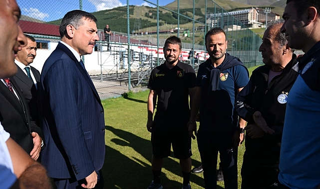 Erzurum Valisi Mustafa Çiftçi, kamp Merkezi'nde idman yapan takımları ziyaret etti
