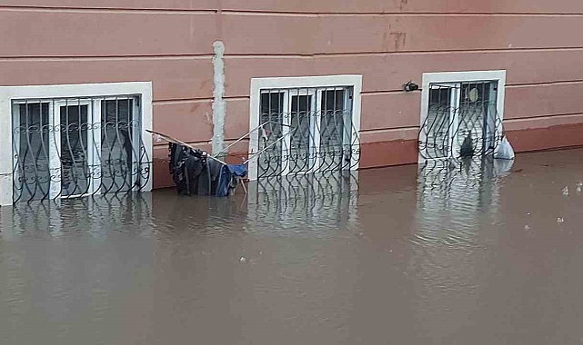 Erzurum'da bodrum katları ve giriş kattaki iş yerlerini su bastı