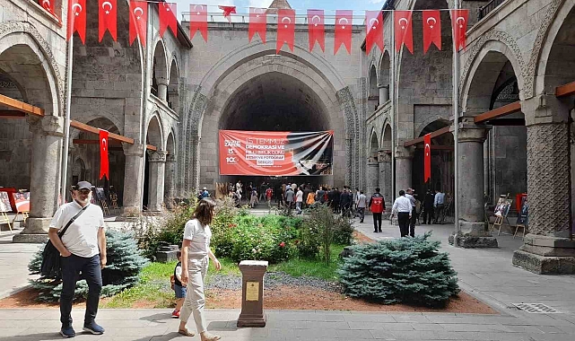 Erzurum'da Çifte Minareli Medrese'de fotoğraf sergisi açıldı