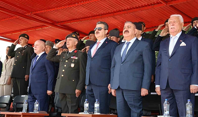 Erzurum'da, komuta ve sancak devir teslimi yapıldı