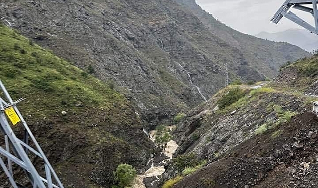 Erzurum'da sel, yolun çökmesine sebep oldu