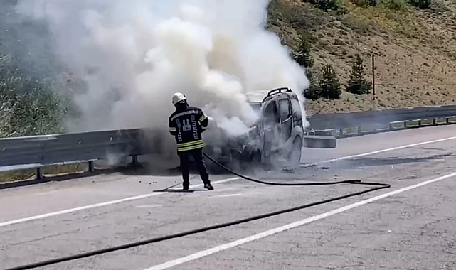Erzurum'un Aşkale ilçesinde seyir halindeki otomobil alev aldı