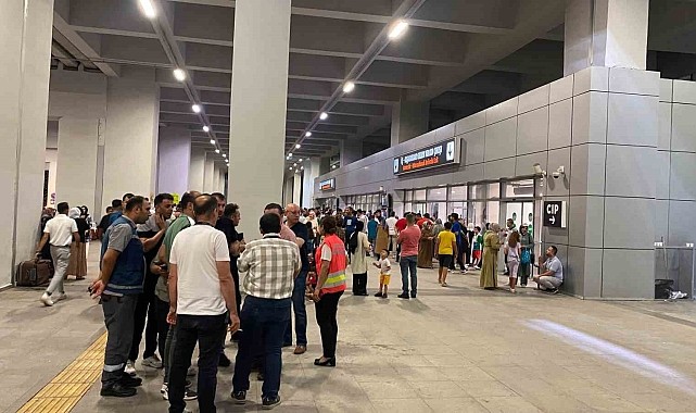 Fazla ağırlığı kaldıramayan yürüyen merdiven durdu. 4 kişi yaralandı