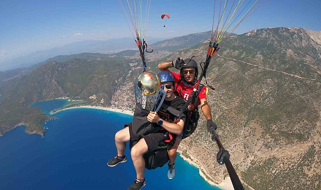 Fethiye'de Galatasaray'ın şampiyonluk kupası göklerde