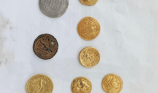 Gaziantep'te havalimanında bir yolcu üzerinde yapılan aramada 8 adet tarihi eser sikke çıktı