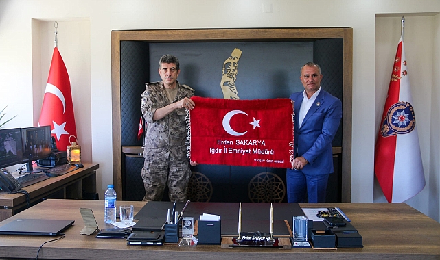 Gaziler ve Şehitler Vakfından Emniyet Müdürü Sakarya'ya Türk Bayrağı