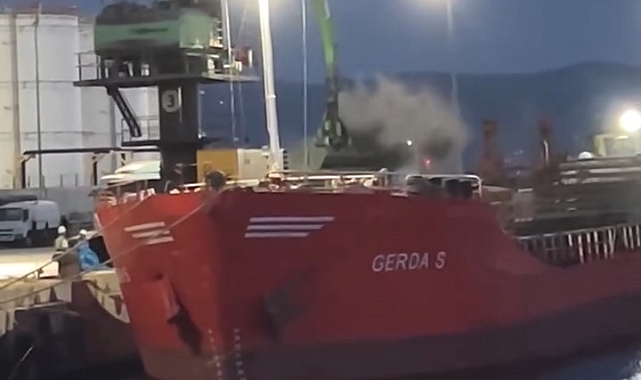 Göz göre göre İzmit Körfezi'ni kirletti