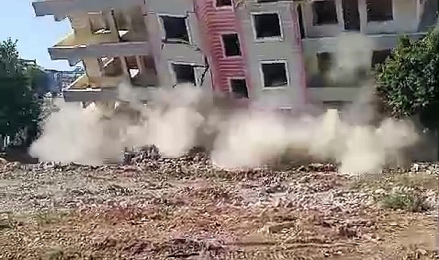 Hatay'da ağır hasarlı bina, saniyeler içinde yerle bir oldu