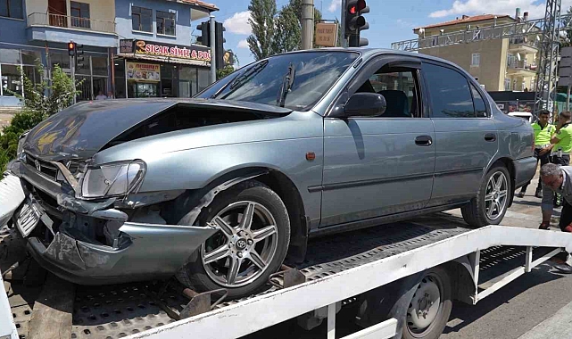 Hızını alamayan otomobilin kırmızı ışıkta bekleyen sivil polis aracına arkadan çarptı