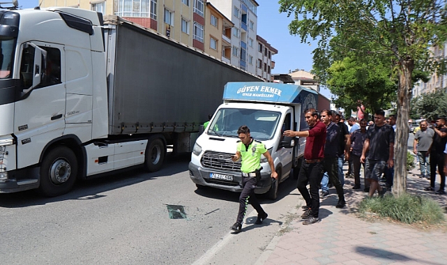 Iğdır'da yolun ortasında duran parke taşı kazaya sebebiyet verdi: 6 araç hasar gördü!
