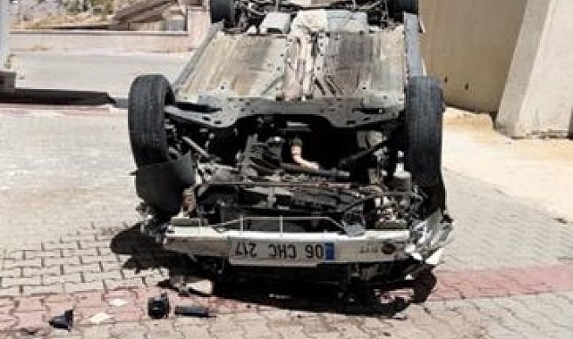 İki araç arasında meydana gelen kazanın ardından, sürücü, metrelerce yükseklikte aşağıya uçtu