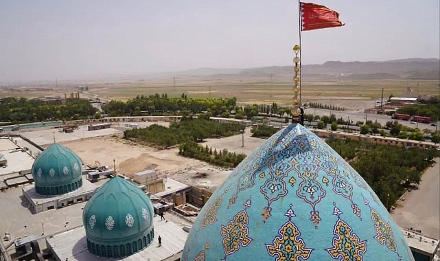 İran'ın Kum kentindeki Cemkeran Camii'nin kubbesine "intikam bayrağı" çekildi