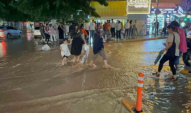 İş yerlerini su bastı, vatandaşlar yolun karşısına geçmekte zorlandı