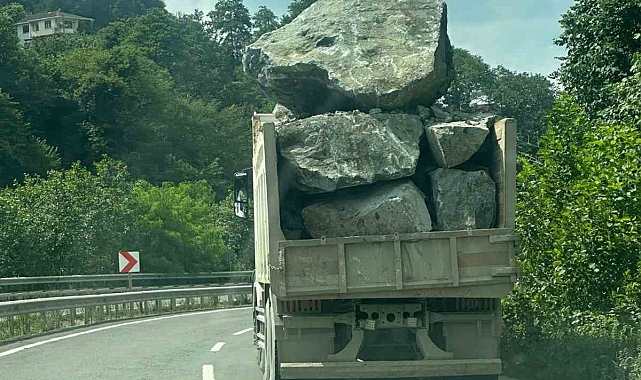 İspir - Rize arasında dev kayalar taşıyan kamyonlar tehlike saçıyor