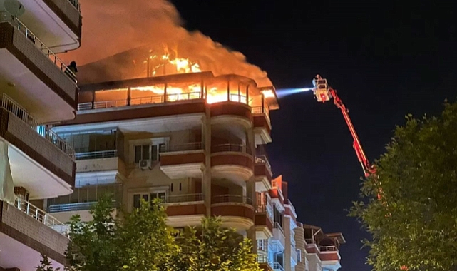 İtfaiyenin suyu bitince, 4 daire alev alev yandı