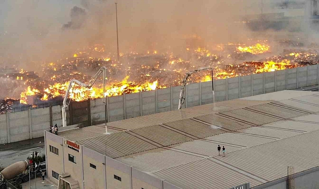 Kağıt fabrikasında cuma günü akşamüzeri başlayan yangın halen söndürülemedi