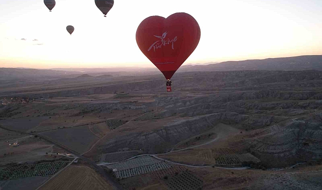 Kapadokya bölgesinde sıcak hava balonları, 15 Temmuz dolayısıyla havalandı