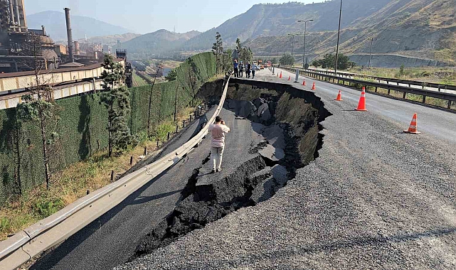 Karayolu Çöktü demir yolu ulaşıma kapandı