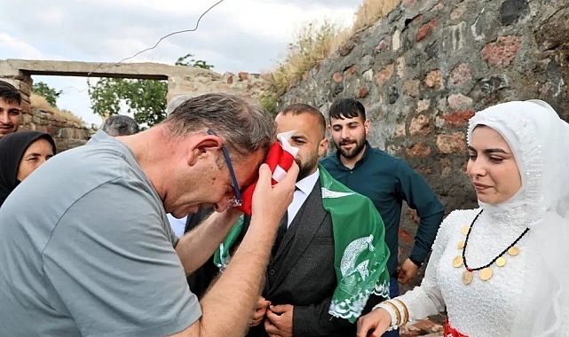 Kars valisi, gelin ve damatla halay çekti