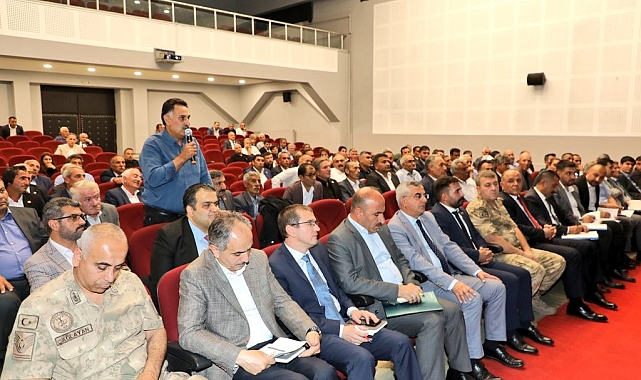 Kars Valisi Ziya Polat, muhtarlarla bir araya geldi