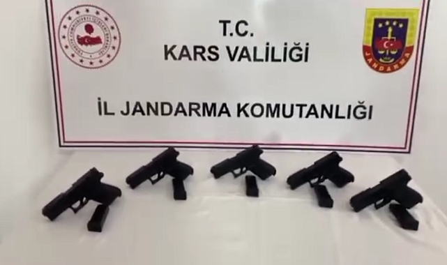 Kars'ta bir otobüste 5 ruhsatsız silah ele geçirildi