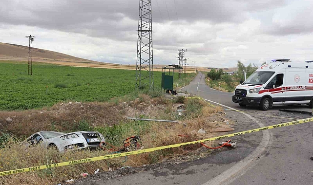 Kayseri'de otomobilin çarptığı araç sulama kanalına düştü