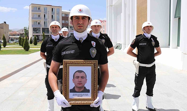 Kazada hayatını kaybeden polis memuru Ağrı'da toprağa verildi
