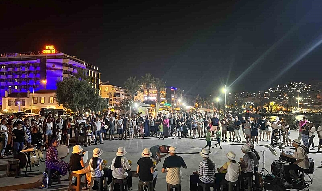 Köy çocukları tatilde buluştukları binlerce turiste unutulmayacak konserler verdi
