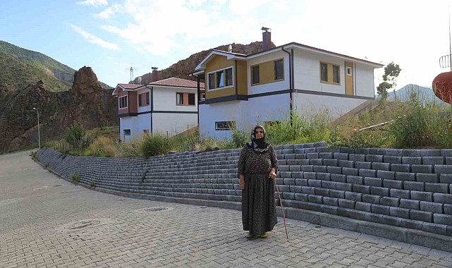 Köyde tek başına kalan Sebaha Nine, yeni yapılan konutlara taşındı