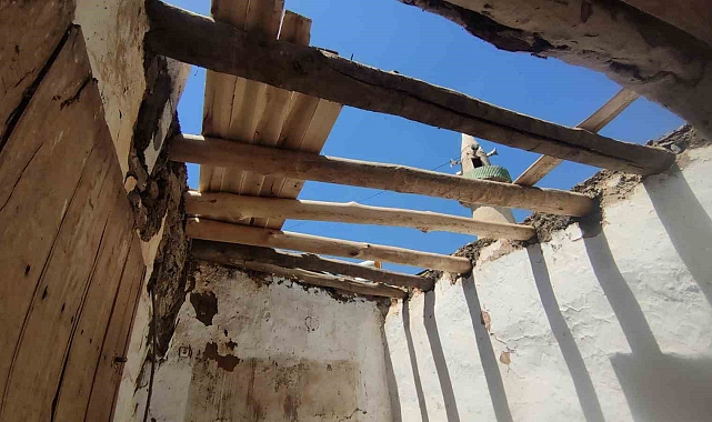Mahalle sakinleri tahrip olan toprak damlı evleri imece usulü ile onarıyor