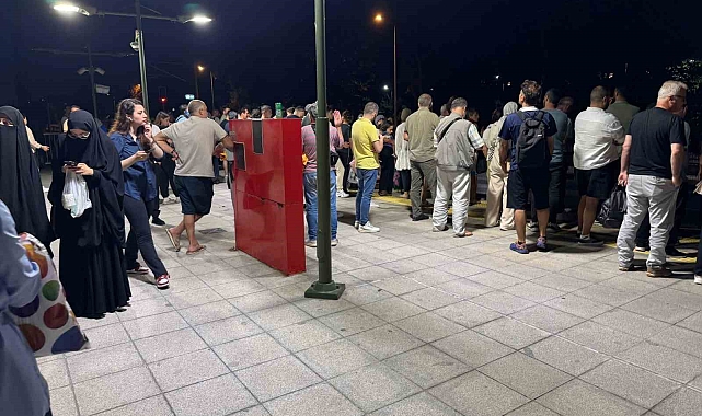 Marmaray arızalandı, trenden tahliye edilen vatandaşlar yoğunluk oluştururdu