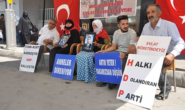 Muş'ta çocukları terör örgütü PKK tarafından kaçırılan ailelerin evlat nöbeti sürüyor