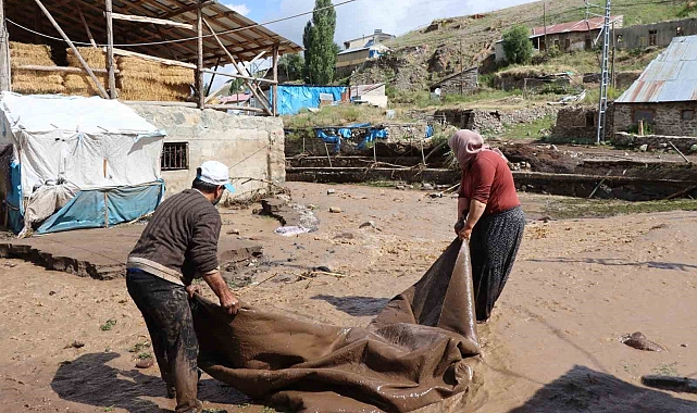 Oltu'da sabah saatlerinde etkili olan şiddetli sağanak yağmur sel felaketine yol açtı