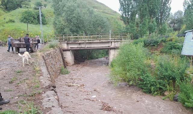 Oltu'da sağanak yağış, dereleri taşırdı