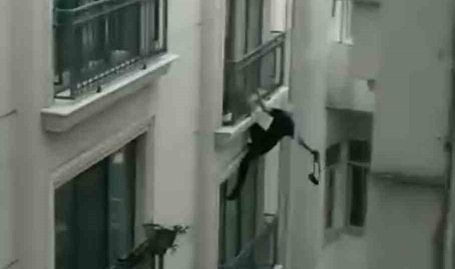 "Örümcek adam" gibi hırsız, daireye tırmandı giremeyince koşarak kaçtı