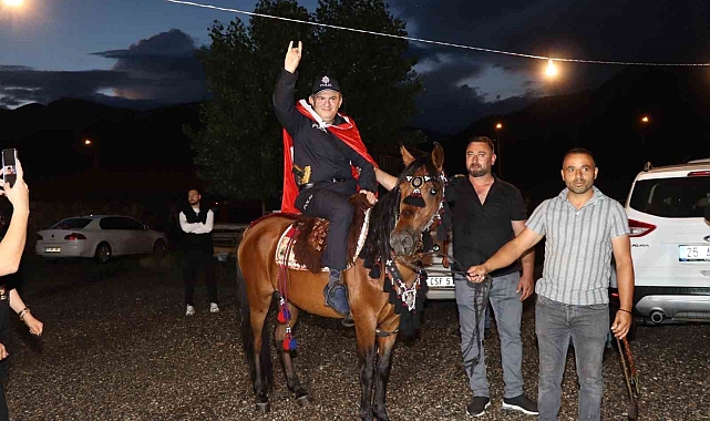 Polis kıyafetiyle, kına gecesi
