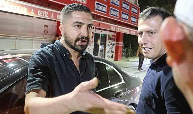 Polis ve bekçilerin önünde gazeteciye el işareti yapıp tehdit etti