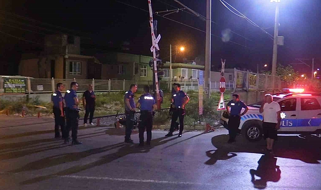 Polisin 'dur' ihtarına uymayıp hemzemin geçitten kaçmak istediler