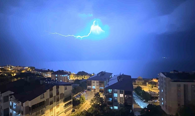 Sağanak yağış etkili oldu, şimşekler görsel şölen oluşturdu