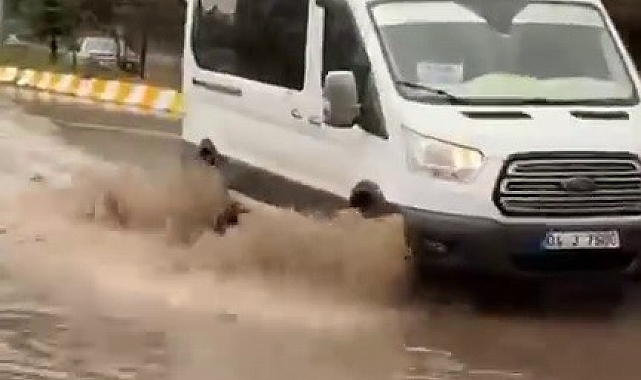 Sağanak yağışın etkisi altında kalan Patnos'ta, hayat felç oldu