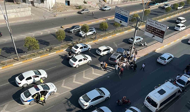 Şanlıurfa'da kontrolden çıkan aracın refüje çarptı
